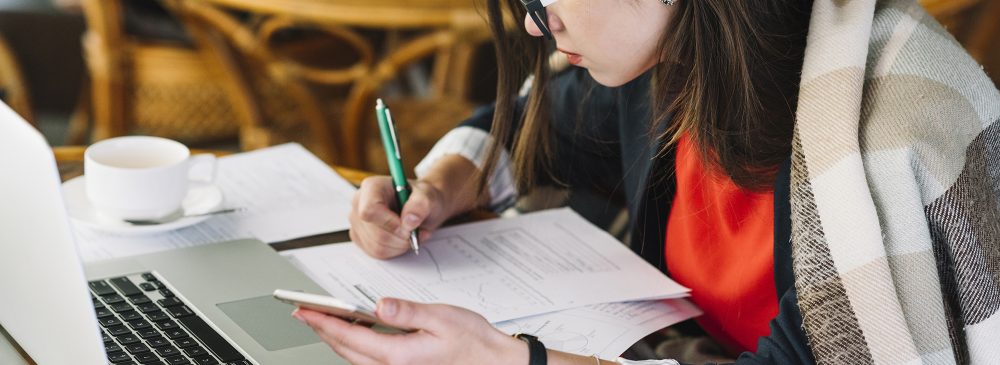 businesswoman-using-laptop-coffee-shop